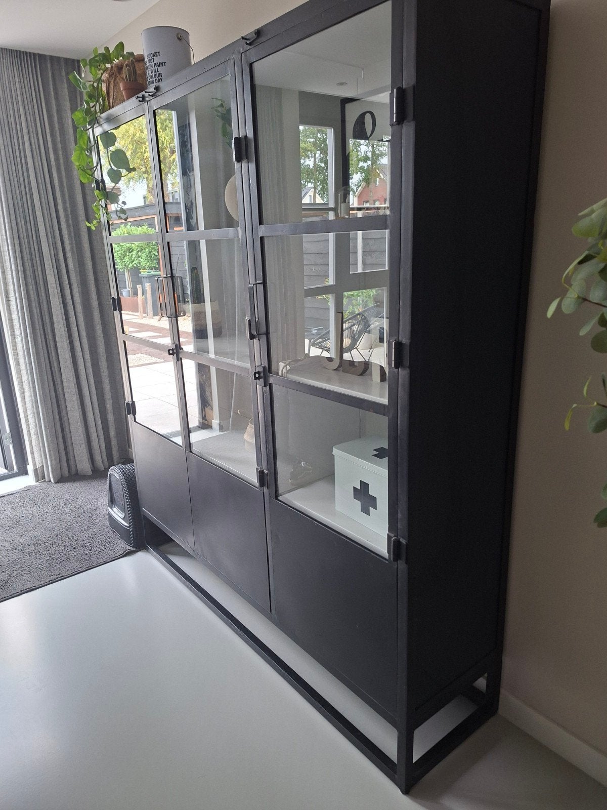 Zwarte vitrinekast met glazen deuren en metalen frame, Ophalen, Met deur(en), 200 cm of meer, 150 tot 200 cm