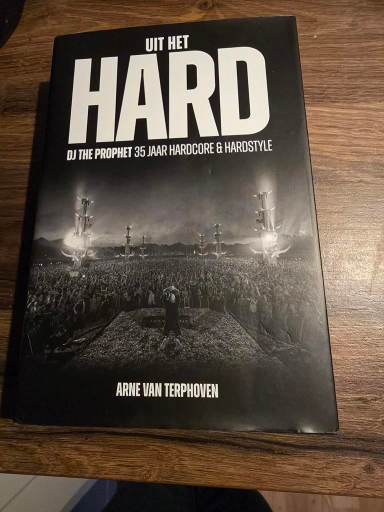 Uit het hard. Hardcover, gesigneerd, Personen, Ophalen of Verzenden, Zo goed als nieuw, Arne van Terphoven