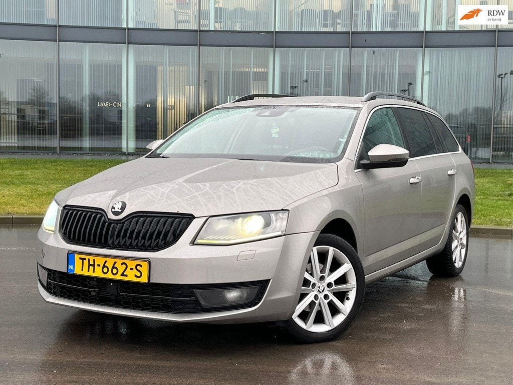 Skoda Octavia Combi 1.6 TDI AUTOMAAT LED NAVI, Auto's, Euro 5, Gebruikt, 4 cilinders, Leder en Stof