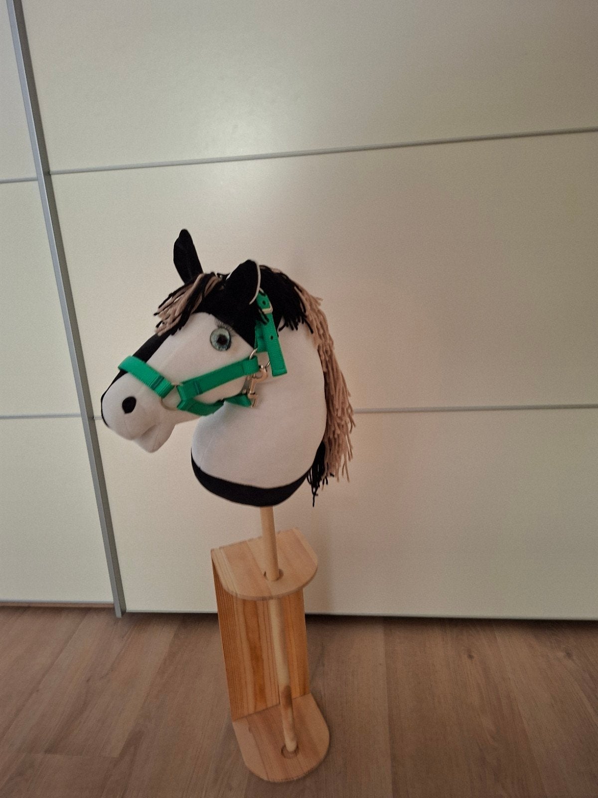 Hobby horse met standaard en halster, Ophalen, Zo goed als nieuw