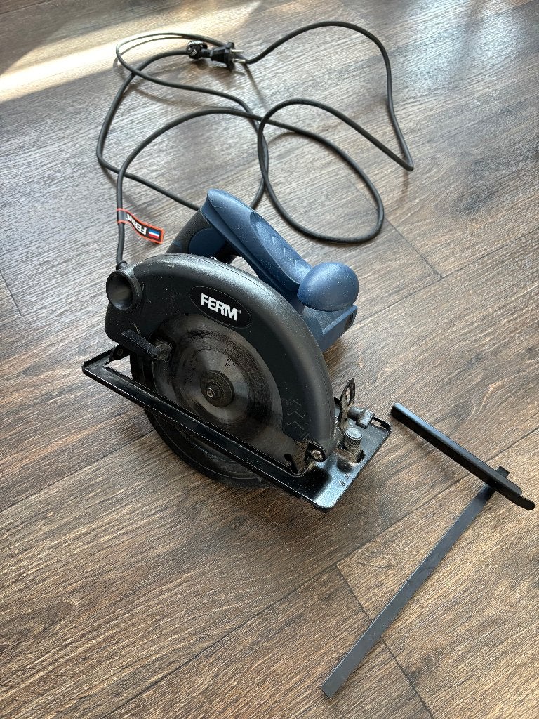 FERM CSM1039 Cirkelzaag inclusief zaagblad, Doe-het-zelf en Verbouw, Gereedschap | Zaagmachines, Ophalen, Gebruikt, Cirkelzaag