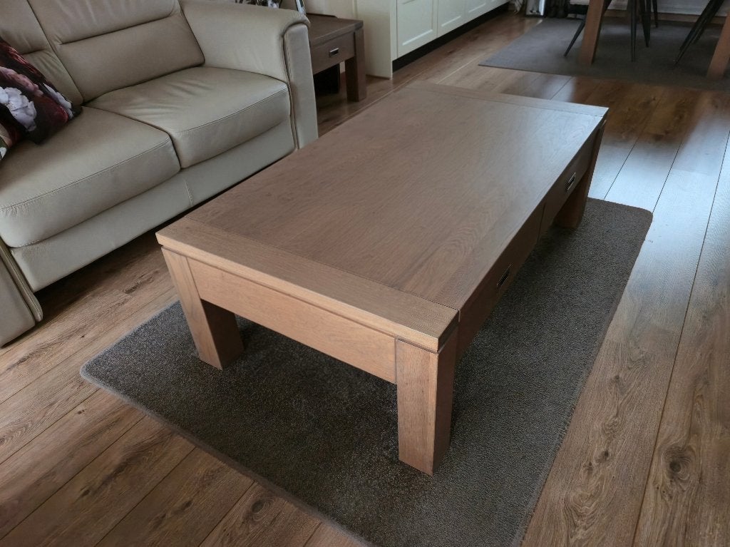 Mooie salontafel, mat gelakt eikenhout, 2 lades, als nieuw!, Ophalen, 100 tot 150 cm, Eikenhout, 50 tot 100 cm