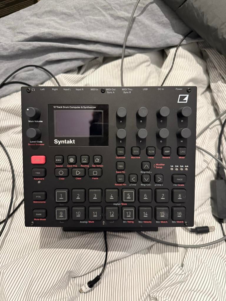 Elektron Syntakt Drumcomputer & Synthesizer met standaard, Muziek en Instrumenten, Samplers, Ophalen of Verzenden, Zo goed als nieuw
