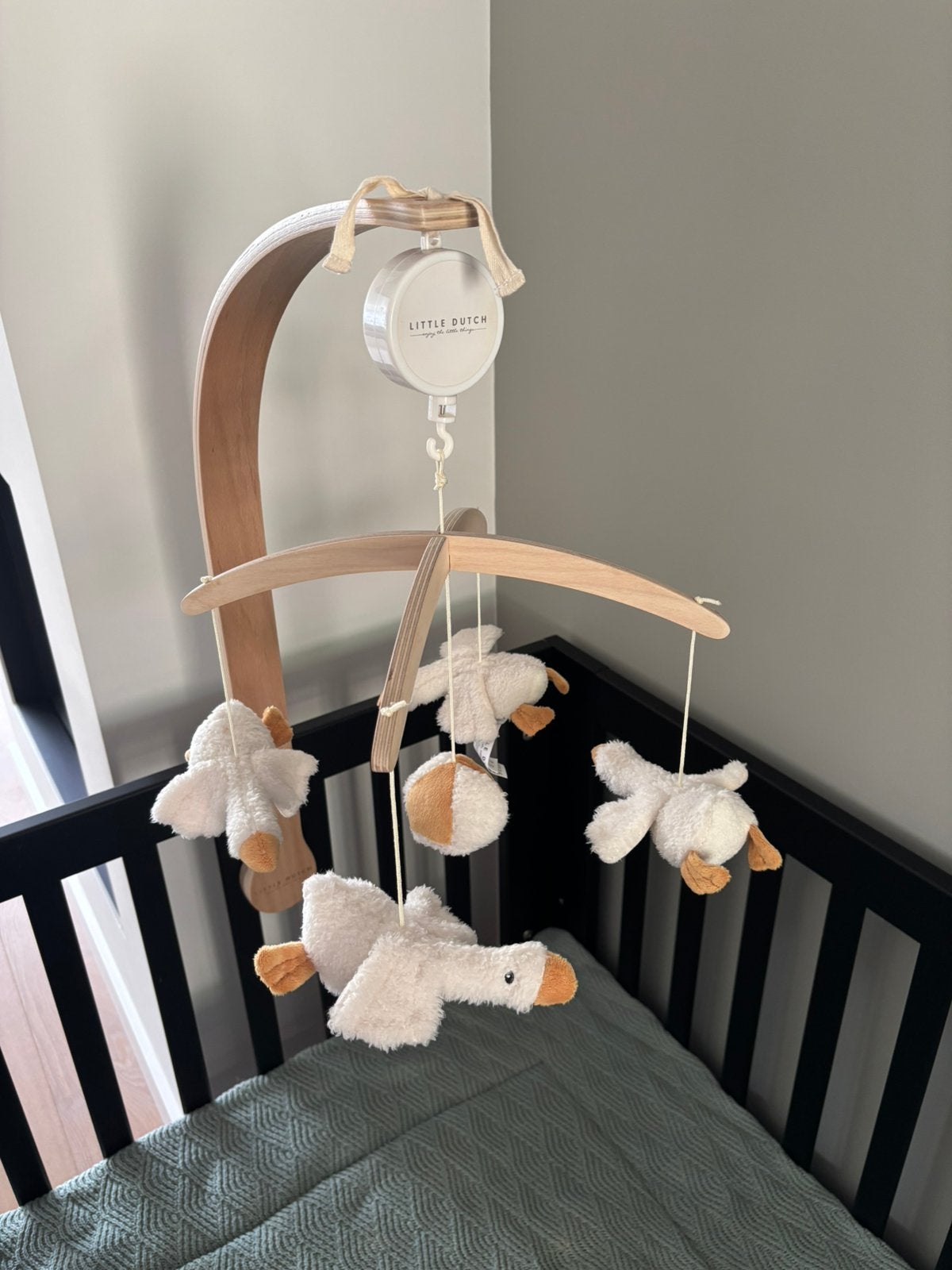 Little Dutch houten boxmobiel - Little Goose - witte gansjes, Kinderen en Baby's, Ophalen, Zo goed als nieuw, Mobiel, Met geluid