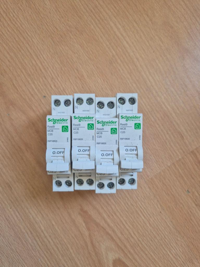Schneider Electric Resi9 MCB C25 - 4 stuks automaten, Ophalen, Nieuw
