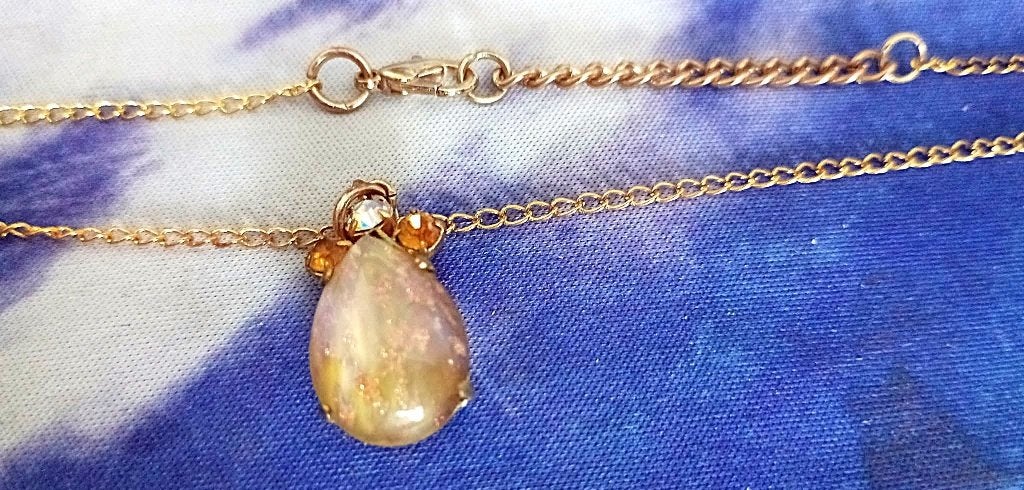 Mexicaanse Honingopaal / Gele Vuuropaal met goldtone ketting, Verzenden, Geel, Zo goed als nieuw, Steen of Mineraal