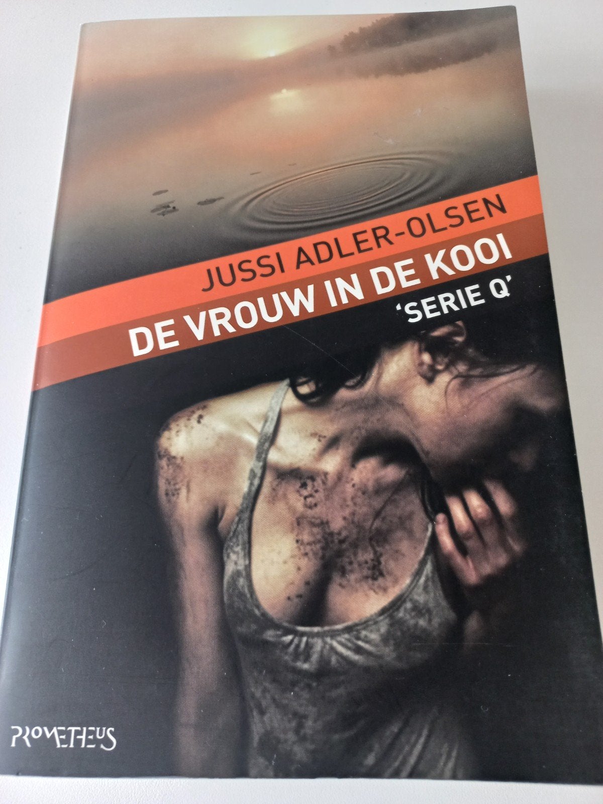 Jussi Adler-Olsen - De vrouw in de kooi, Ophalen of Verzenden, Zo goed als nieuw, Scandinavië, Jussi Adler-Olsen