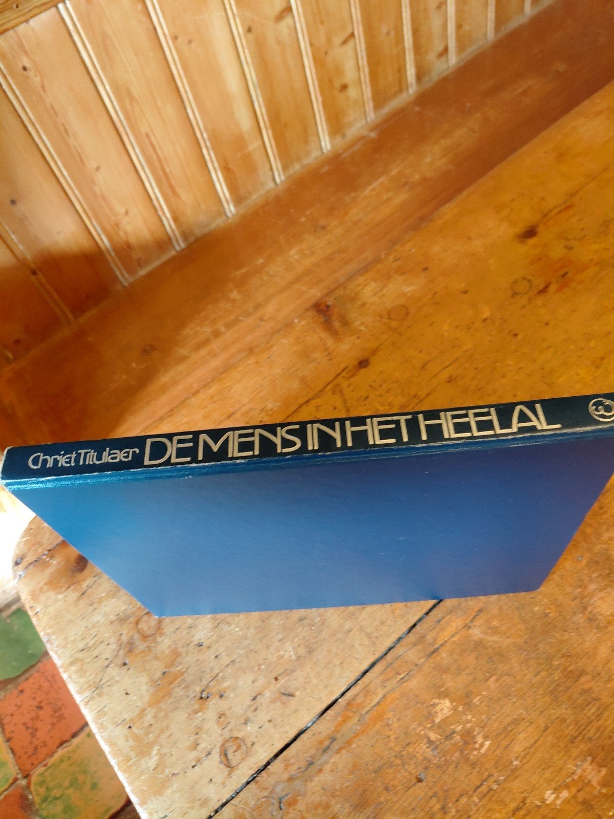 De mens in het Heelal.Chriet Titulaar.Gesigneerd .1977., Ophalen of Verzenden, Gelezen, Natuurwetenschap