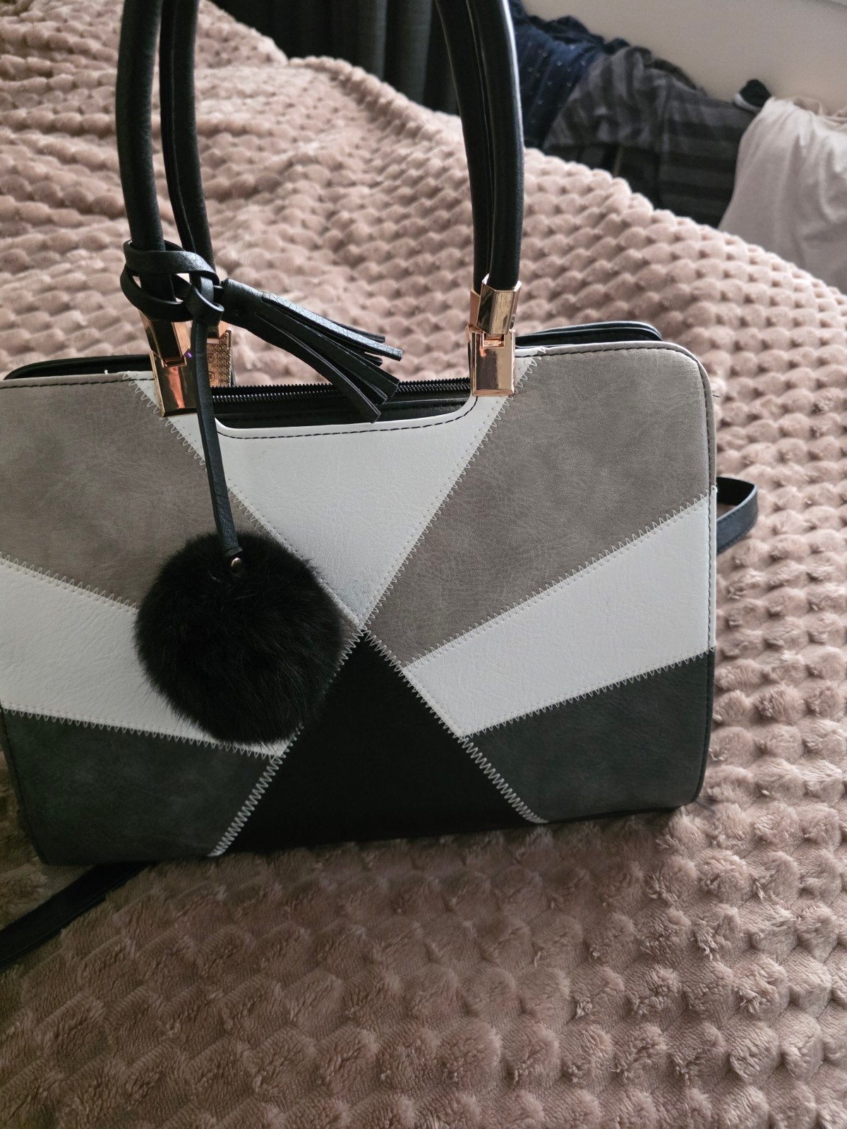 Leuke nieuwe schouder/handtas met bolhanger, Ophalen of Verzenden