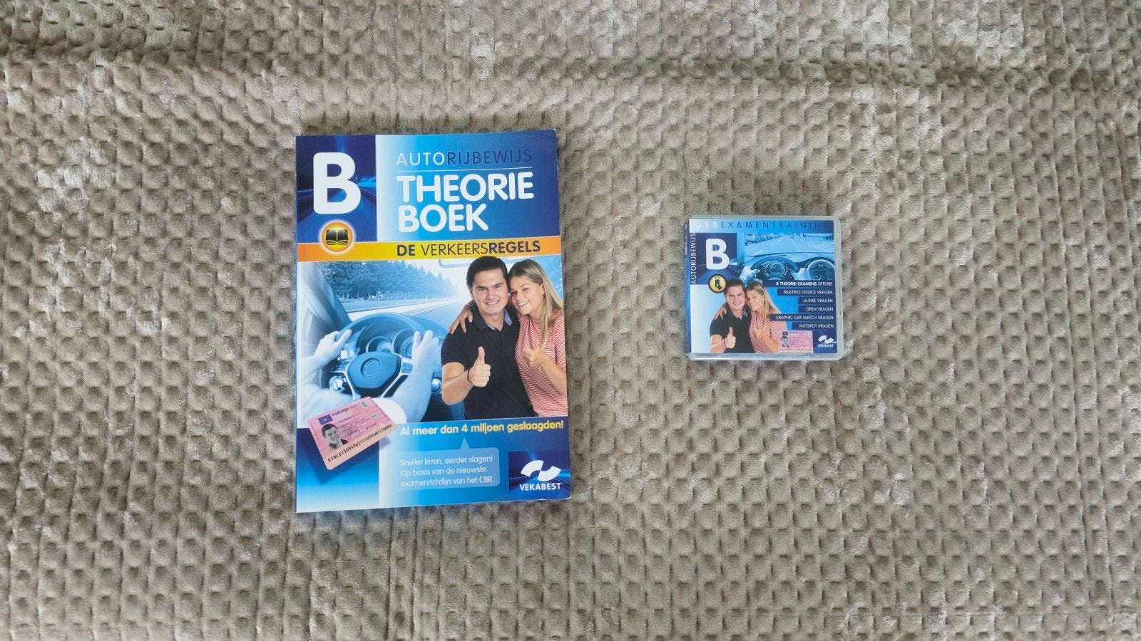 Auto Rijbewijs B Theorieboek + Examentraining USB, Ophalen of Verzenden, Zo goed als nieuw, Overige niveaus, Vekabest