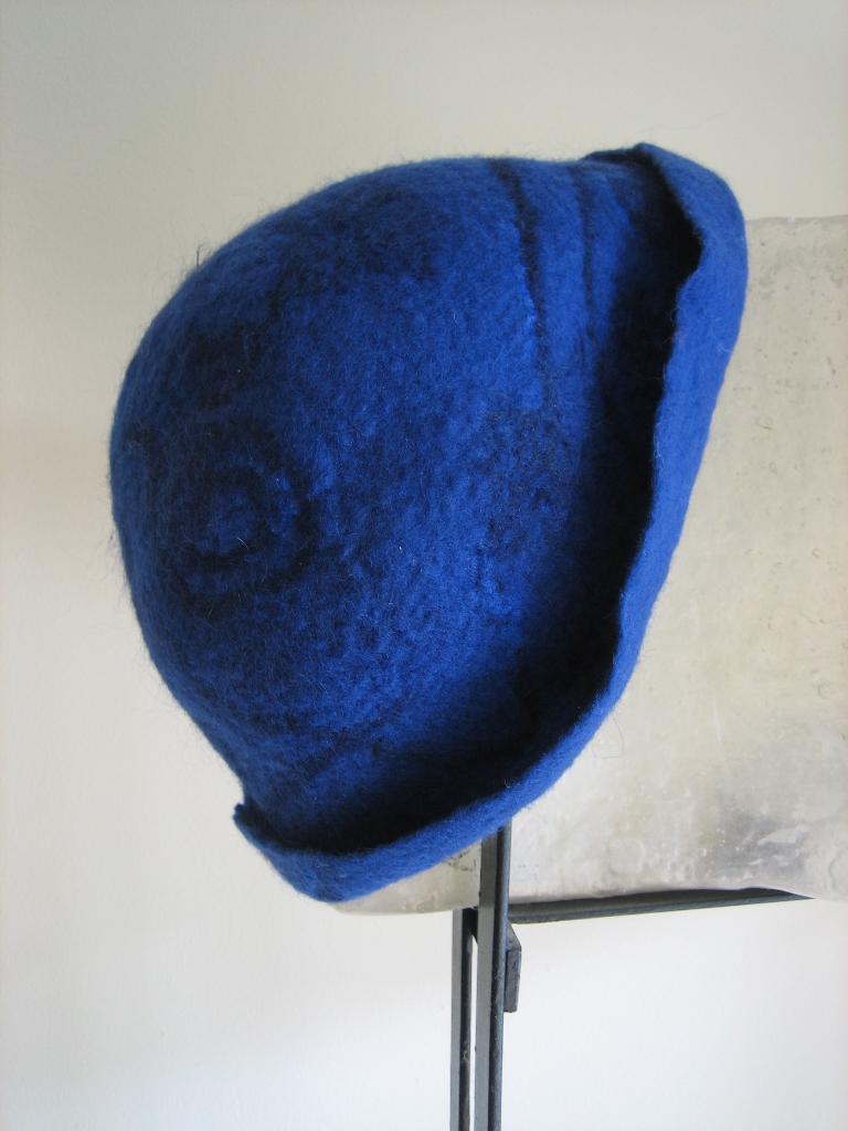 Nieuw! Handmade kobalt blauw gevilt hoedje, maat 29 SNAZZEYS, Verzenden, Nieuw, One size fits all, Hoed