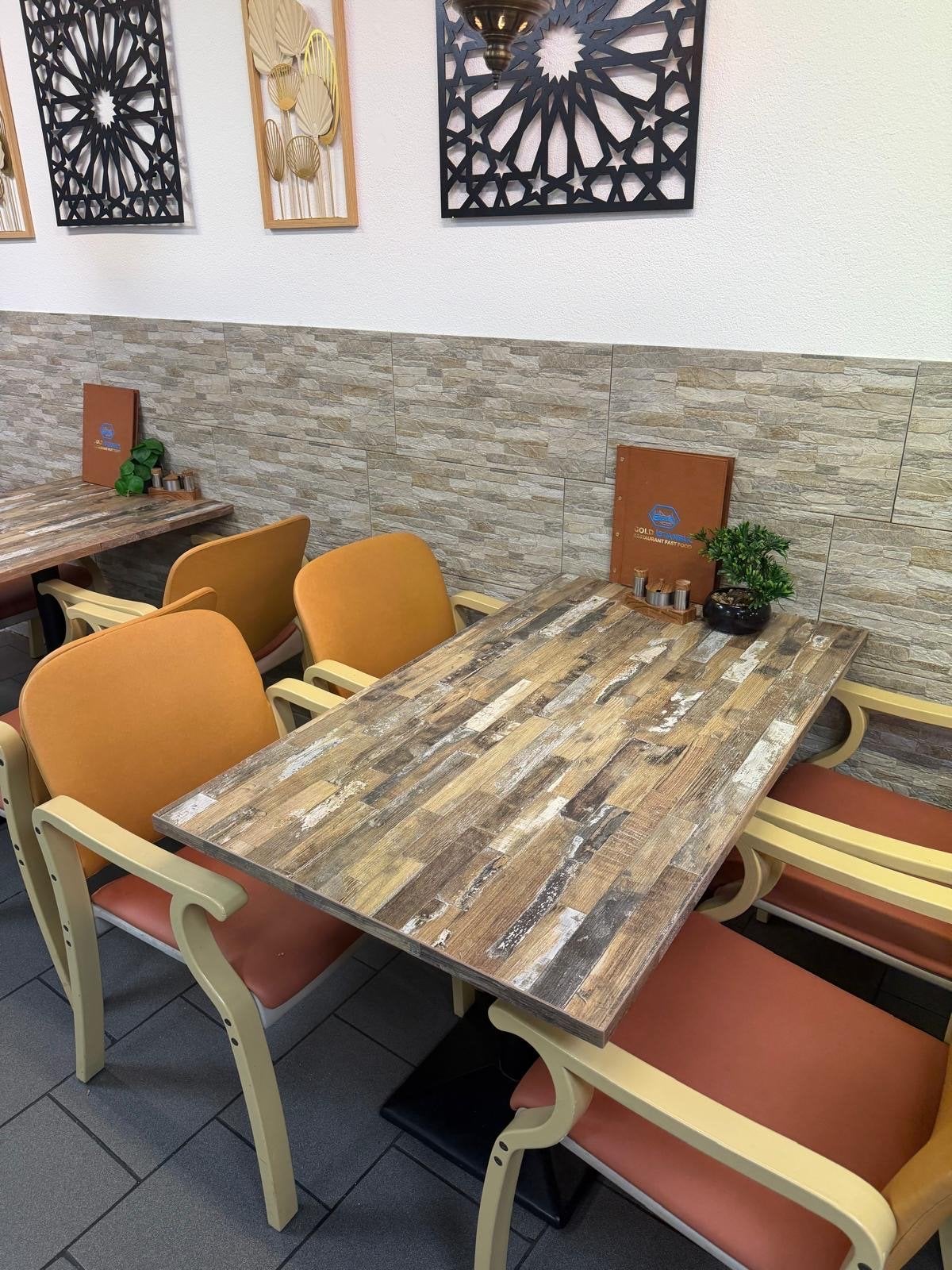 Horeca Meubilair: Tafels en Stoelen voor Restaurant/Café, Ophalen, Gebruikt, Bruin