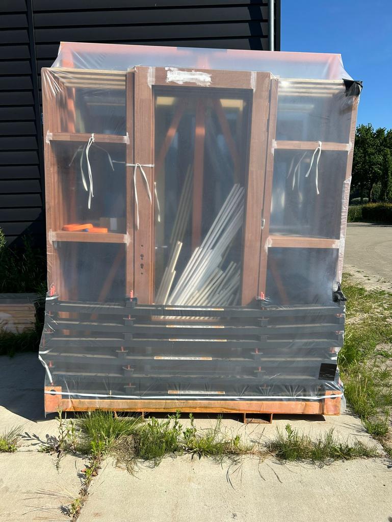 Nieuwe houten buitendeuren met zijlichten, Deurkozijn, Nieuw, Hout, Ophalen