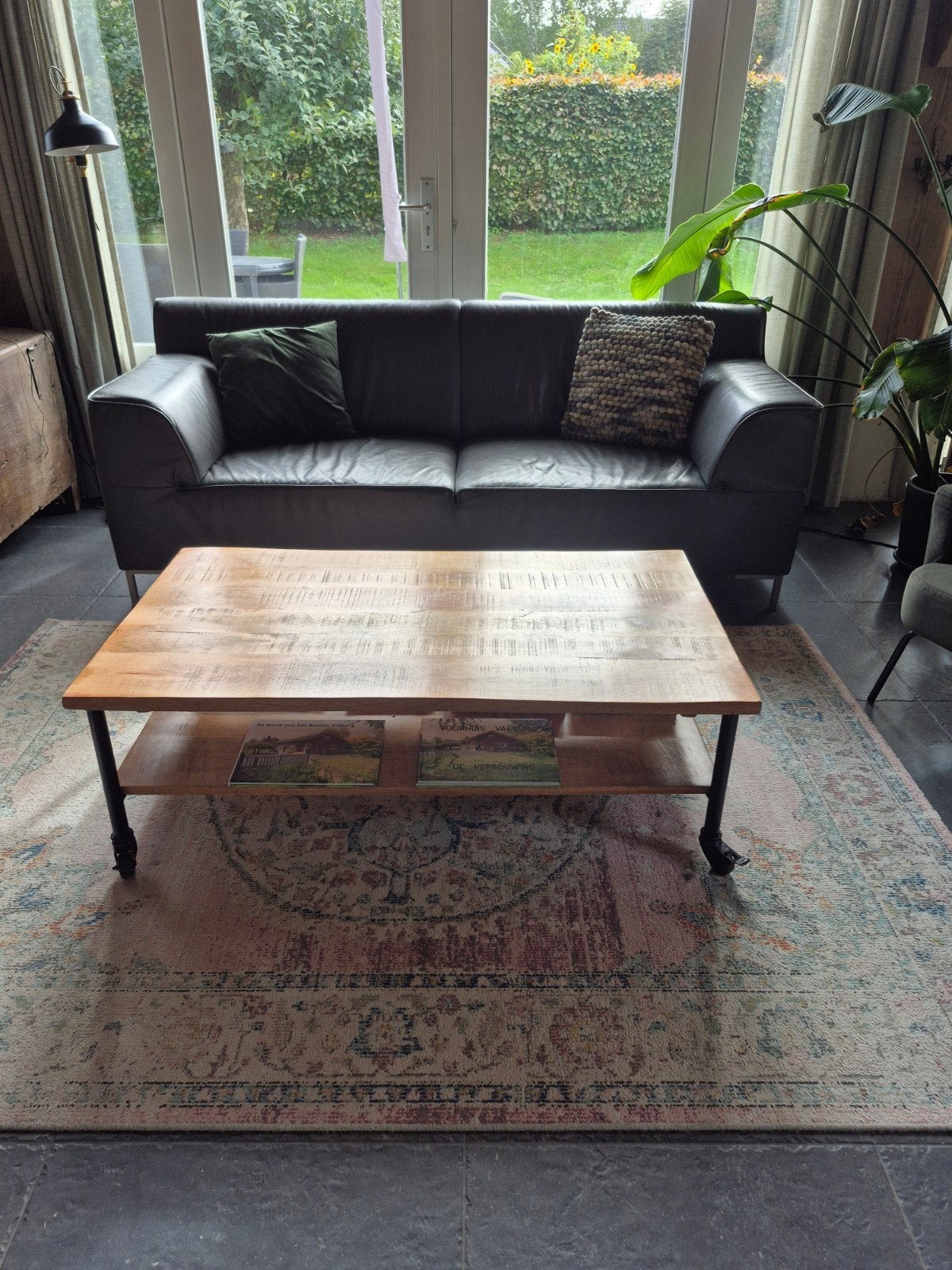 Fijne salontafel op wieltjes, 125x71x41 cm, Huis en Inrichting, Gebruikt, 100 tot 150 cm, 50 tot 100 cm, Industrieel