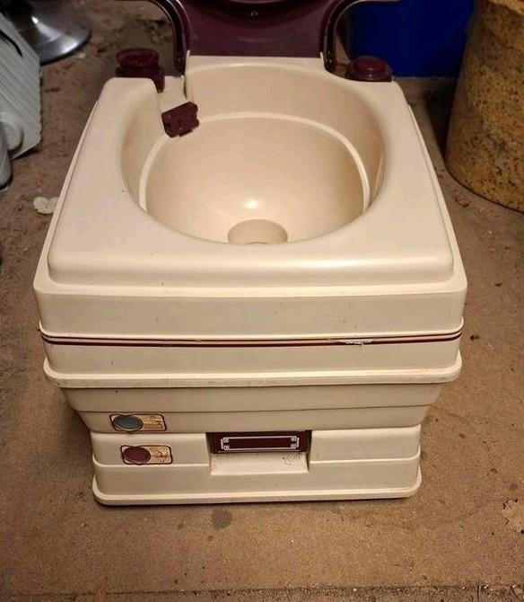 Chemisch toilet camping, Ophalen