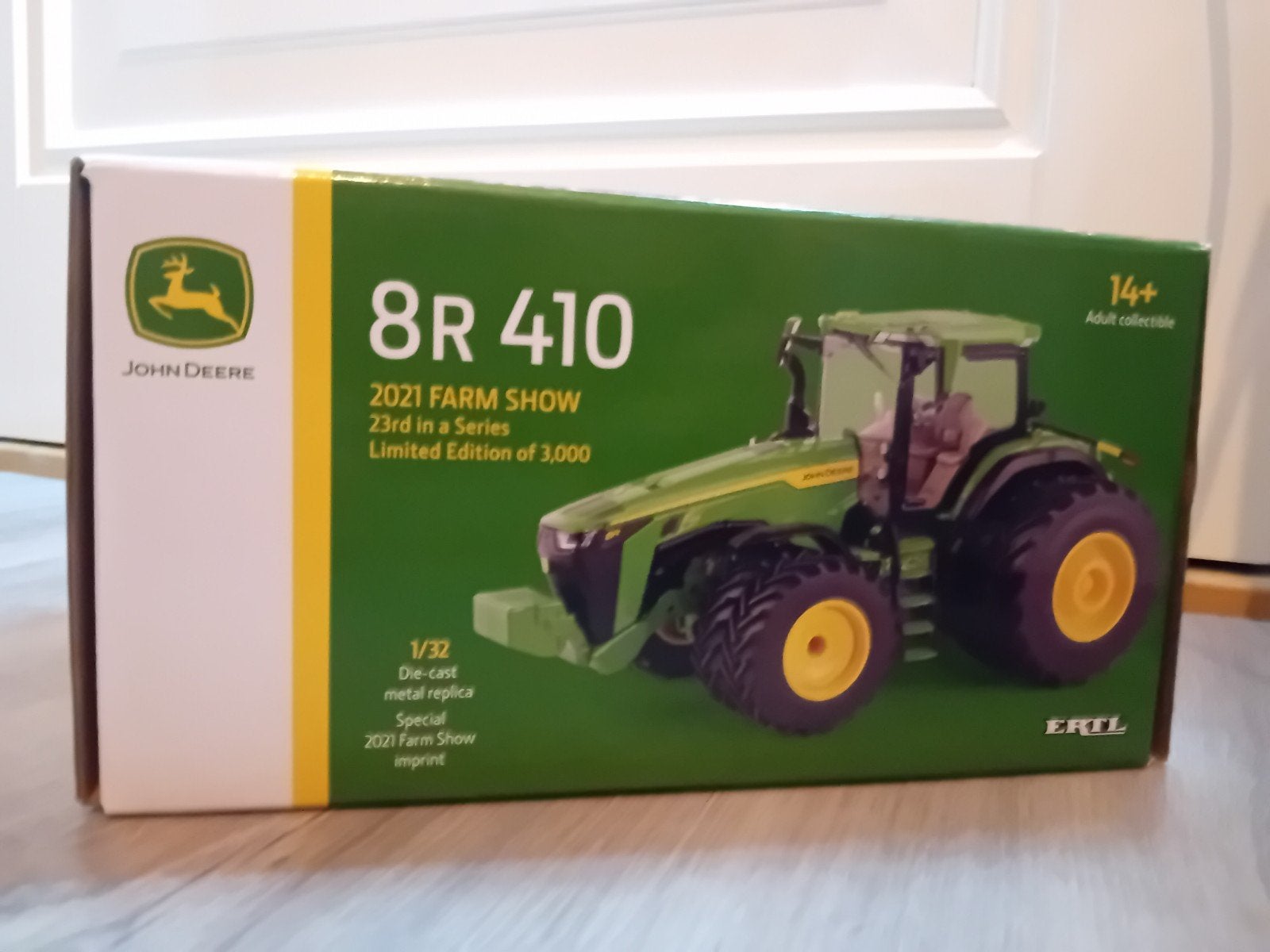 John deere 8r 410 ERTL 1.32, Hobby en Vrije tijd, Ophalen of Verzenden, Nieuw, Tractor of Landbouw, ERTL