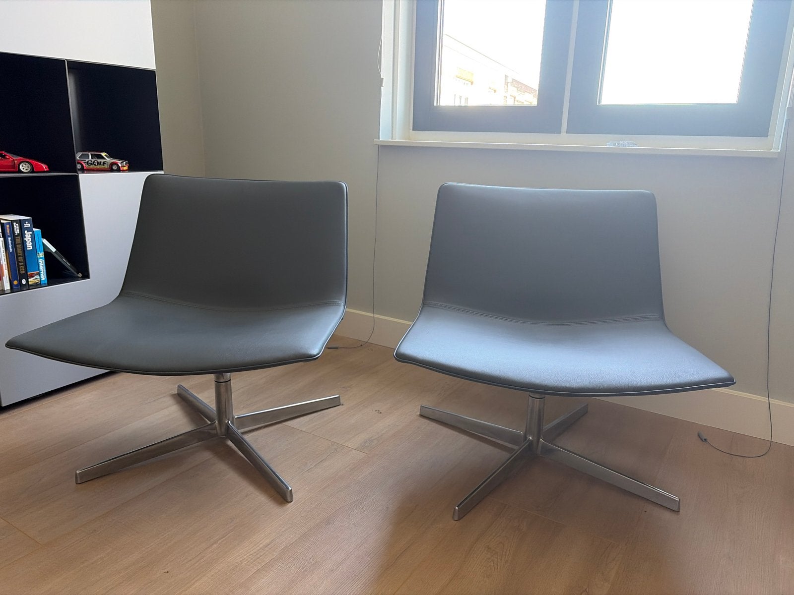 2x Arper Catifa Lounge Stoel - Stijlvol en Comfortabel, Ophalen, Leer, Zo goed als nieuw, Eén