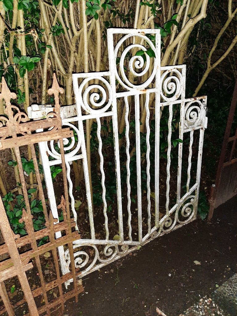 Elegant wit sierhekwerk met krullen, Ophalen, Met poort, Gebruikt, Sierhekwerk