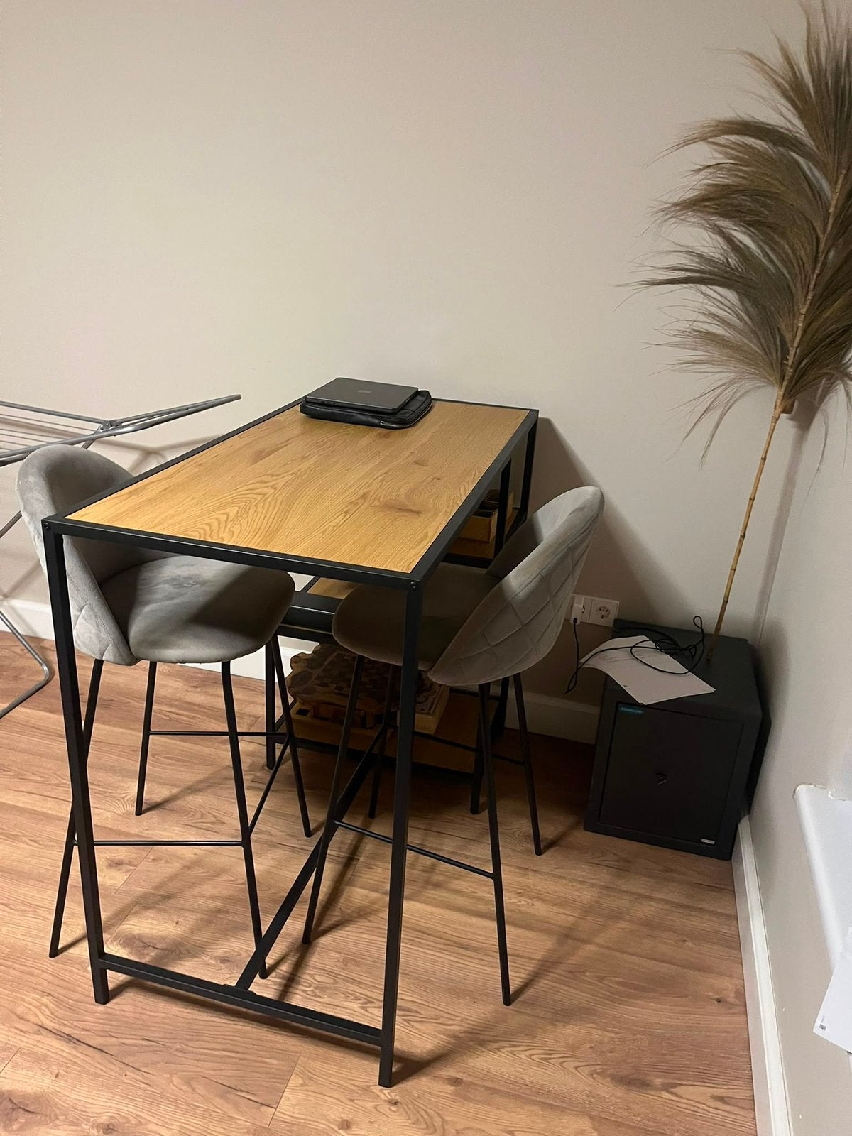 ️ Hoge tafel + 2 hoge stoelen – TEAB, Ophalen, Zo goed als nieuw