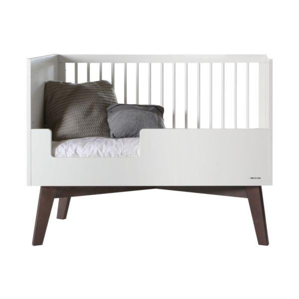 Kidmill Sixties Ledikant - Wit met walnoout Houten Poten, Kinderen en Baby's, Kinderkamer | Bedden, Ophalen, Gebruikt, Minder dan 140 cm