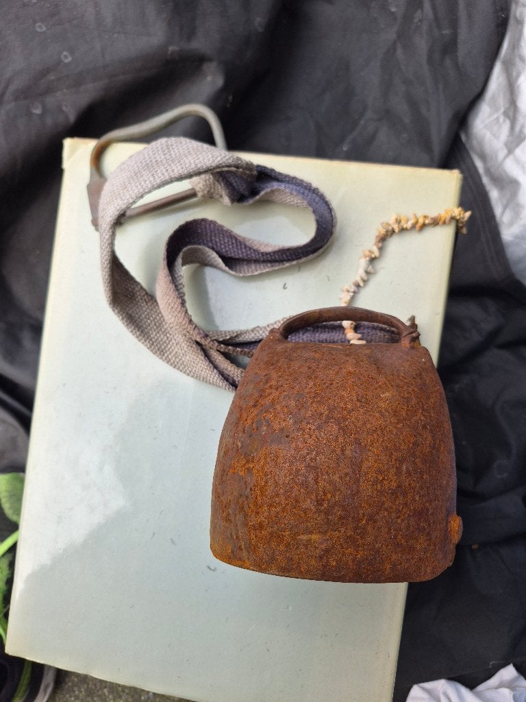 Antieke metalen koebel of geitenbel, verweerde draagriem., Antiek en Kunst, Curiosa en Brocante, Ophalen