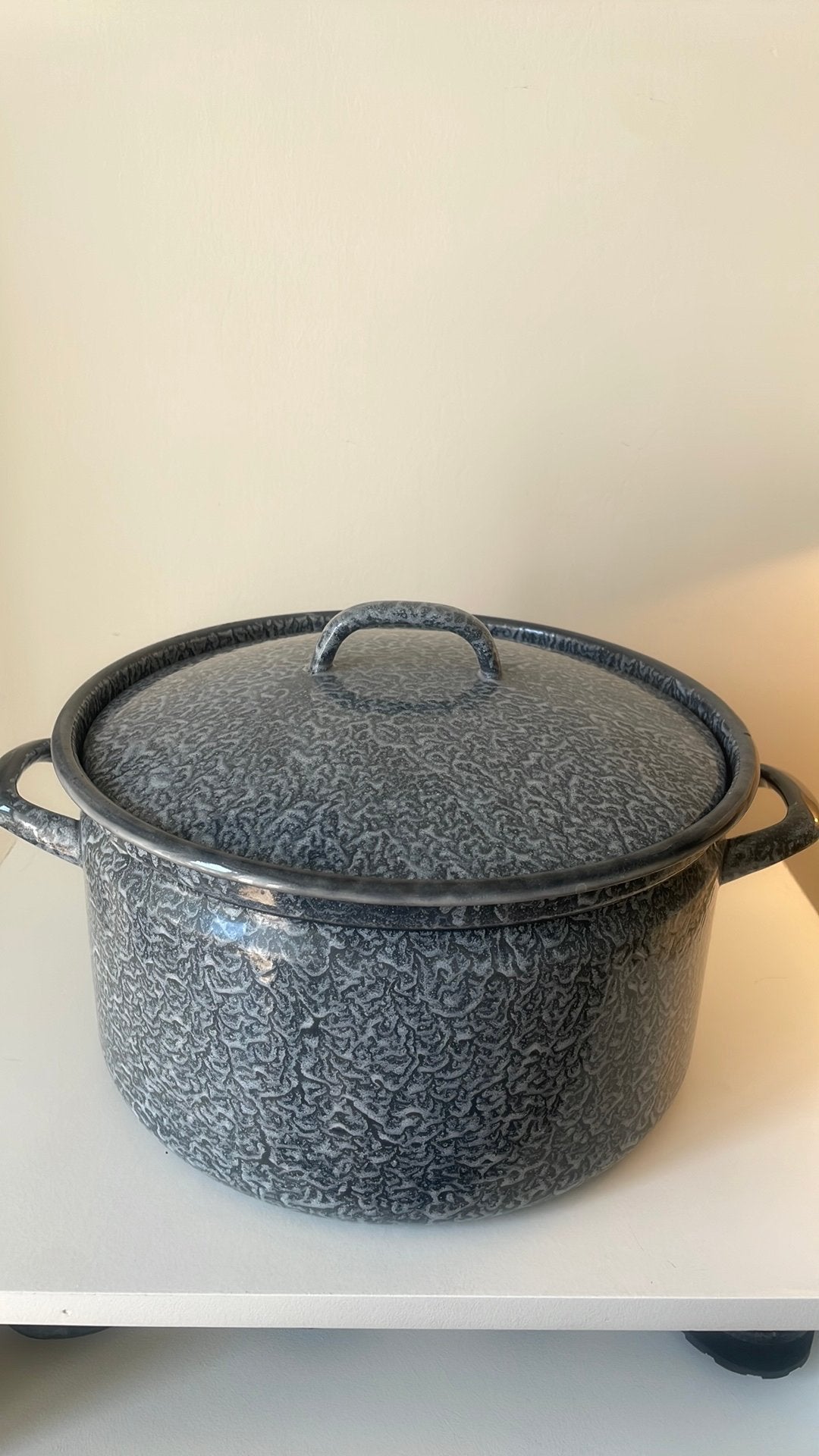Vintage emaille  pan met deksel – Grijs gewolkt (Ø 29 cm), Ophalen of Verzenden, Overige materialen