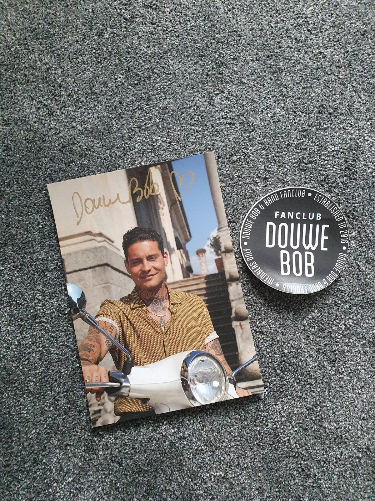 Kaart van Douwe Bob met handtekening 15 x 21 cm en sticker, Verzamelen, Ophalen, Zo goed als nieuw, Foto of Kaart