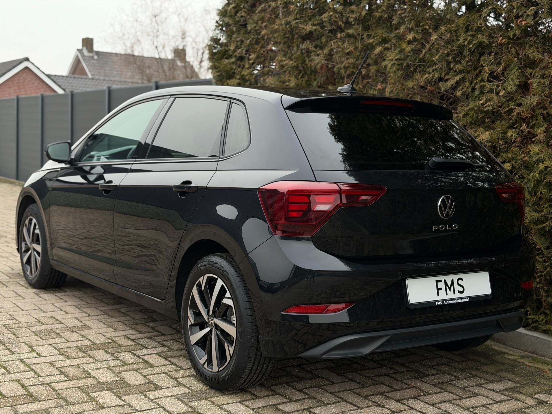 Volkswagen Polo 1.0 TSI Life CarPlay Camera LED, Auto's, Stof, Gebruikt, Zwart, Met garantie (alle)