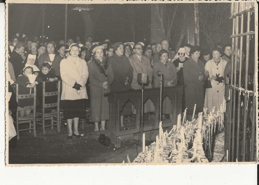 Poeldijkers  Kerkdienst op retraite in Beauraing Foto  1958, Ophalen of Verzenden, 1940 tot 1960, Ongelopen, Zuid-Holland