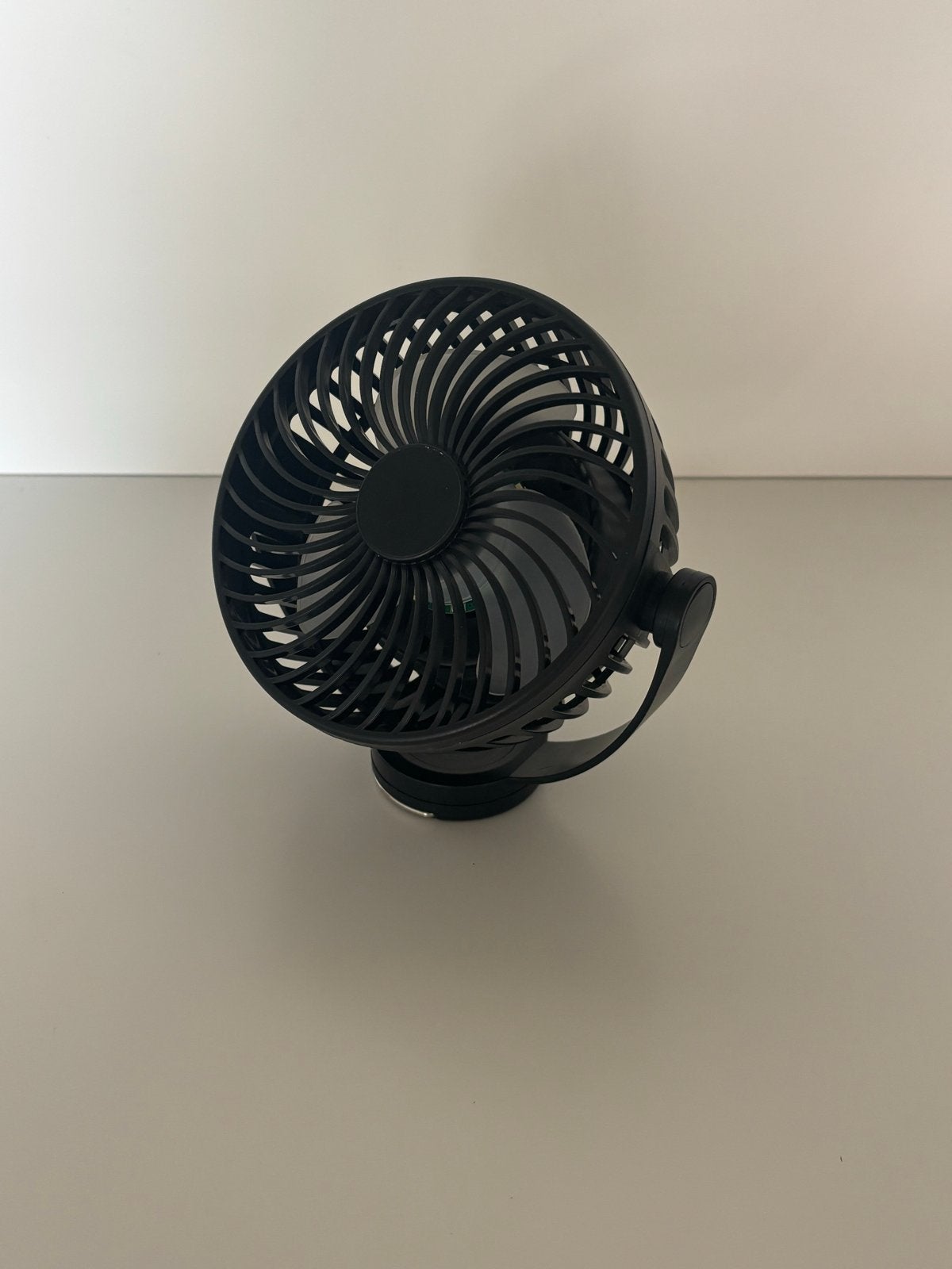 Oplaadbare ventilator - Compact en krachtig, Ophalen of Verzenden, Gebruikt, Tafelventilator
