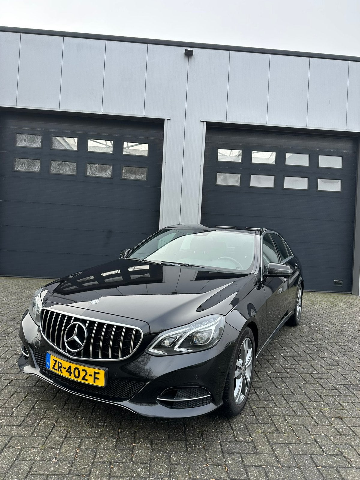 Mercedes-Benz E-Klasse E200 - Hele nette auto - NIEUWE APK, Auto's, Achterwielaandrijving, Zwart, 4 cilinders, Zwart