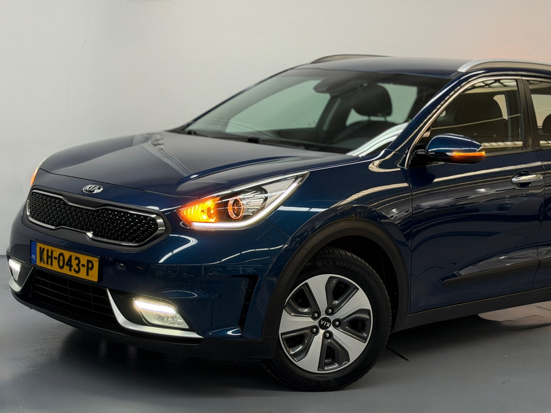 Kia Niro 1.6 GDi Hybrid First Edition Camera Navi Cruise APK, Gebruikt, Parkeersensor, Blauw, Leder en Stof