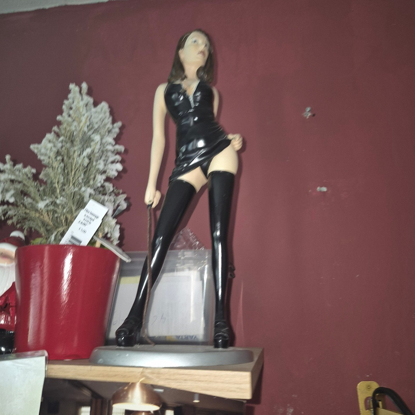 Merk: Vrouwenbeeldje in latex look jurk en laarzen, Ophalen of Verzenden, Gebruikt