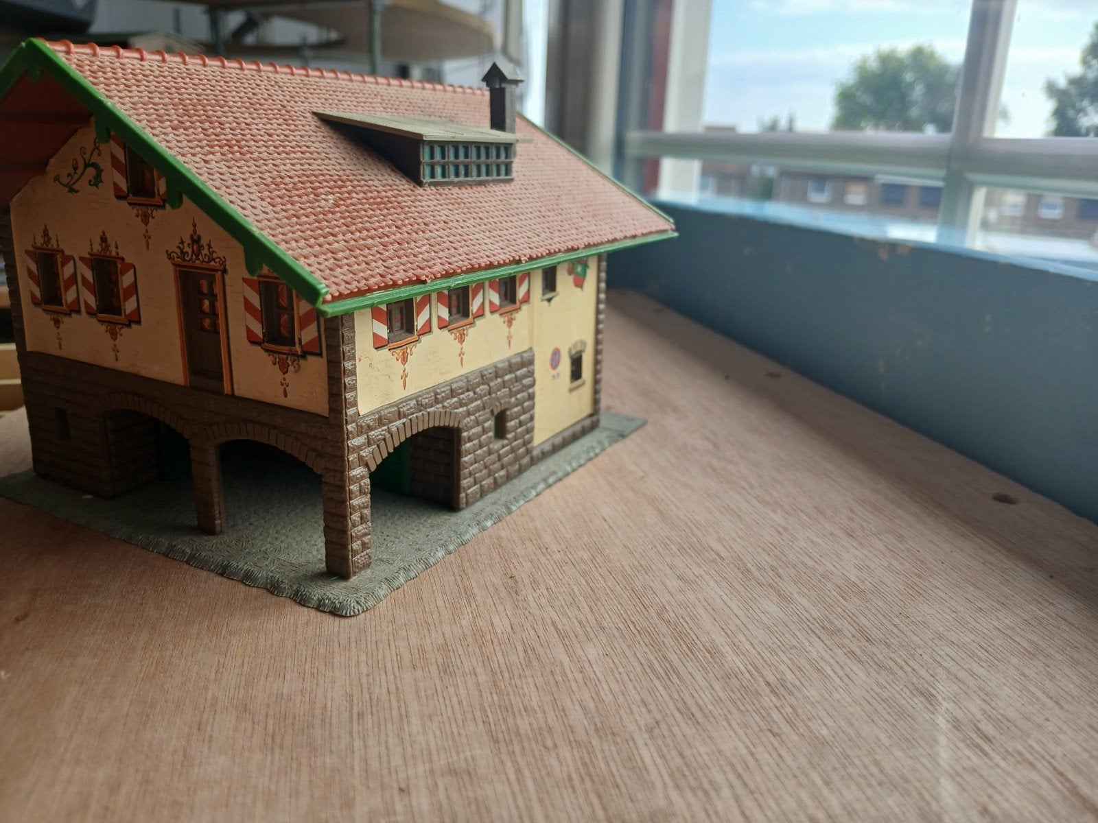 Mooi groot Oostenrijks huisje voor HO spoorbaan, Ophalen of Verzenden, Gebruikt, Brug, Tunnel of Gebouw