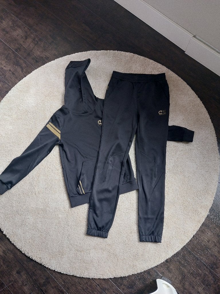 Cruyff trainingspak zwart goud maat 152, Ophalen of Verzenden, Zo goed als nieuw, Setje, Jongen