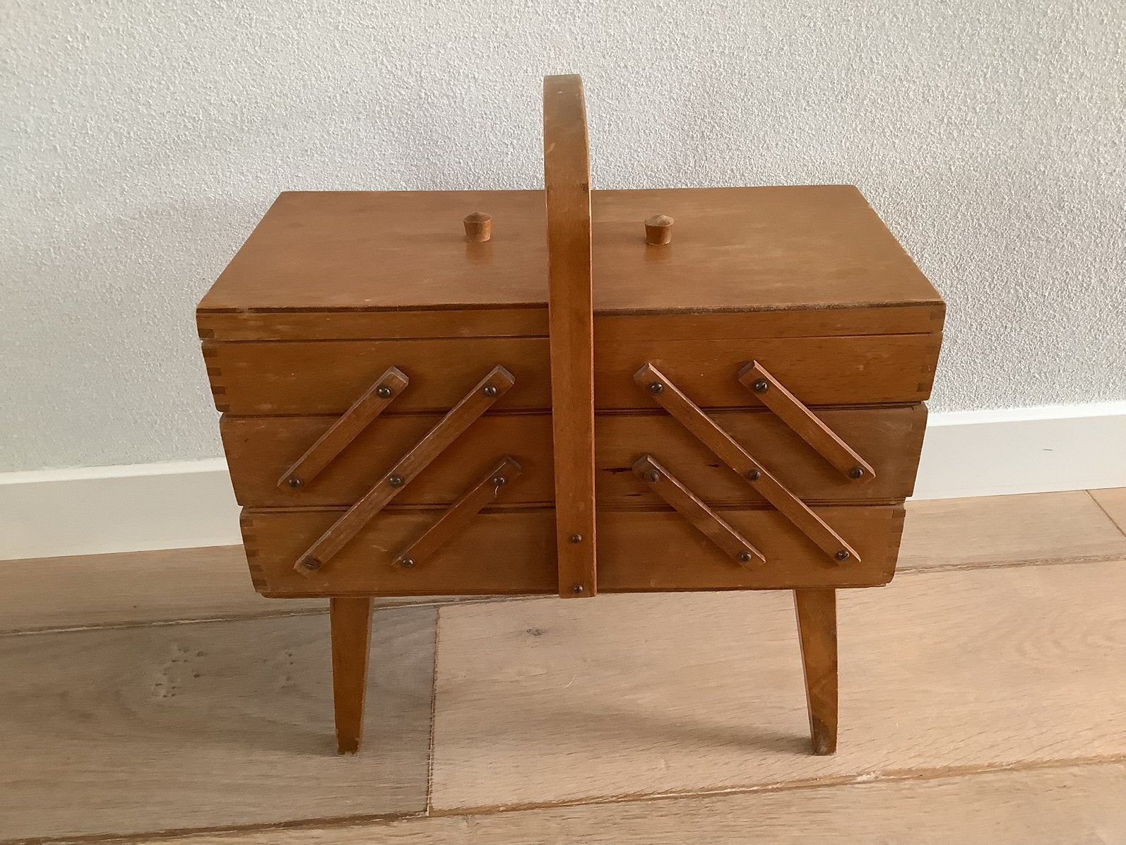 Vintage houten naaibox/plantentafeltje jaren 50, Hobby en Vrije tijd, Naaien en Fournituren, Zo goed als nieuw, Ophalen