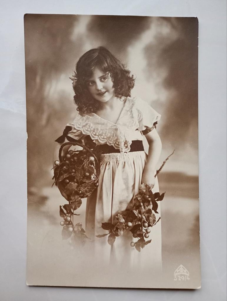 Brocante, meisje met takken, Ophalen of Verzenden, Voor 1920, Kinderen