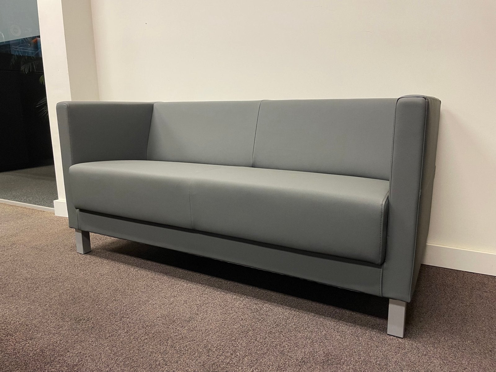 Moderne Profim 2-zitsbank - Grijs kunstleer, Huis en Inrichting, Ophalen, Minder dan 75 cm, 150 tot 200 cm, Leer