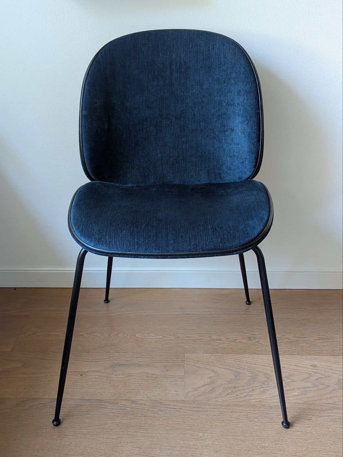 Gubi Beetle Stoelen Navy 6x, Leer, Blauw, Zo goed als nieuw, Vijf, Zes of meer stoelen