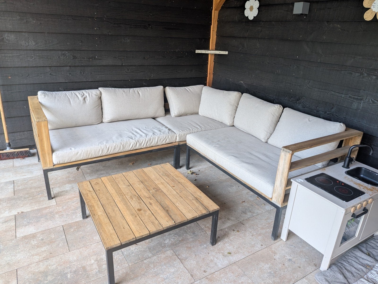 Houten hoekbank/tuinbank met kussens en salontafel, Ophalen, 5 zitplaatsen, Gebruikt, Bank