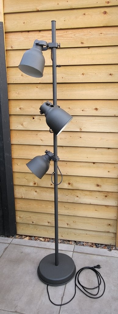 Mooie, staande lamp, Ikea Hektar, antraciet, Huis en Inrichting, Lampen | Vloerlampen, Ophalen, Zo goed als nieuw, Metaal, 150 tot 200 cm