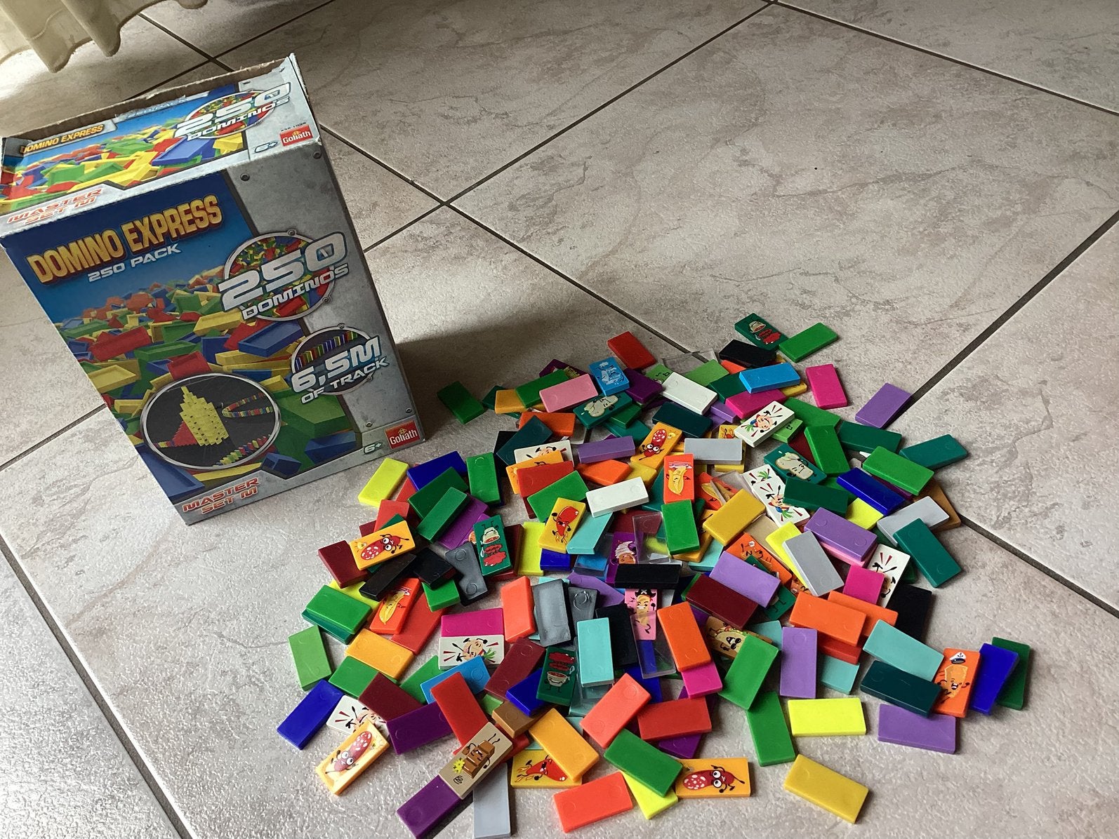 Domino express ( volle doos )+ extra domino stenen, Ophalen of Verzenden, Zo goed als nieuw