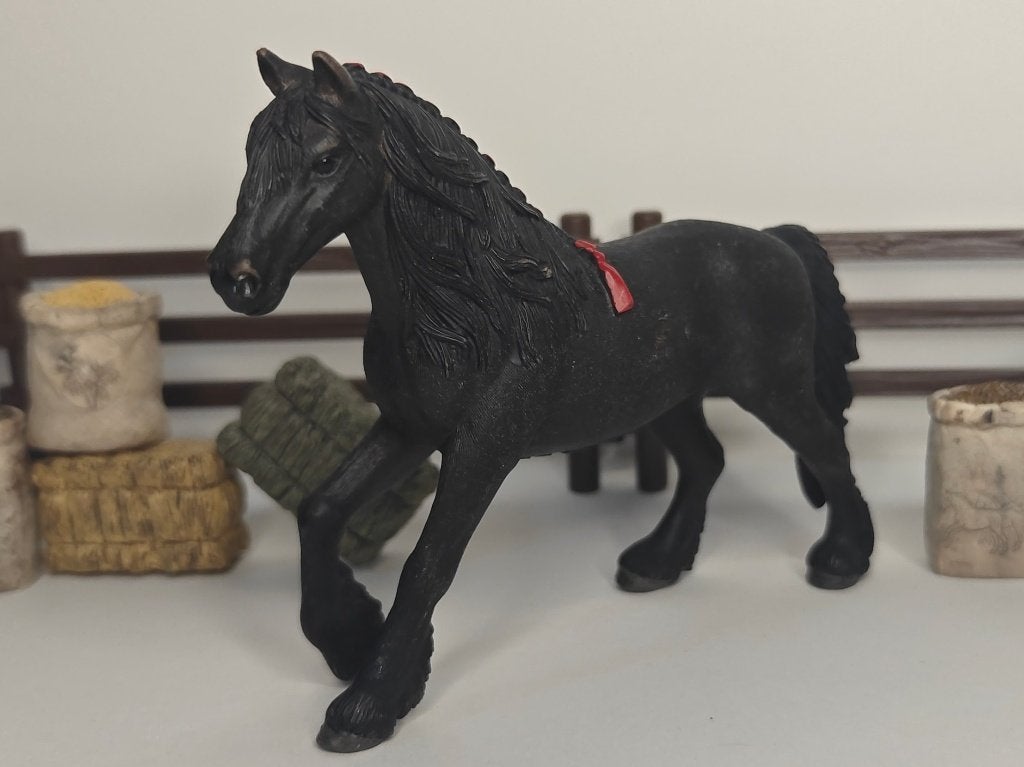 Schleich Friese merrie 13749, Verzamelen, Ophalen of Verzenden, Zo goed als nieuw