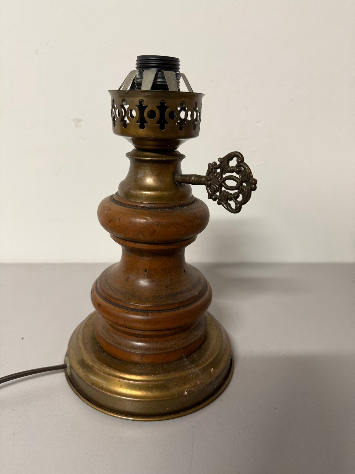 Antieke lampenvoet van hout en messing, Ophalen of Verzenden