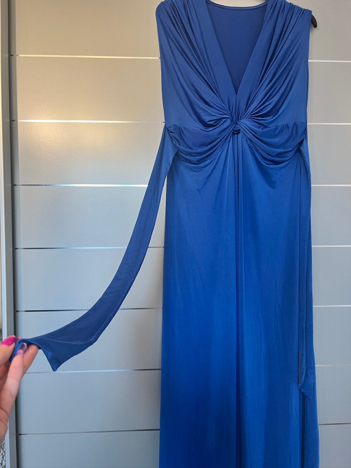 Elegante blauwe maxi-jurk maat S – V-hals met gedraaide, Ophalen of Verzenden, Zo goed als nieuw, Blauw, Onder de knie