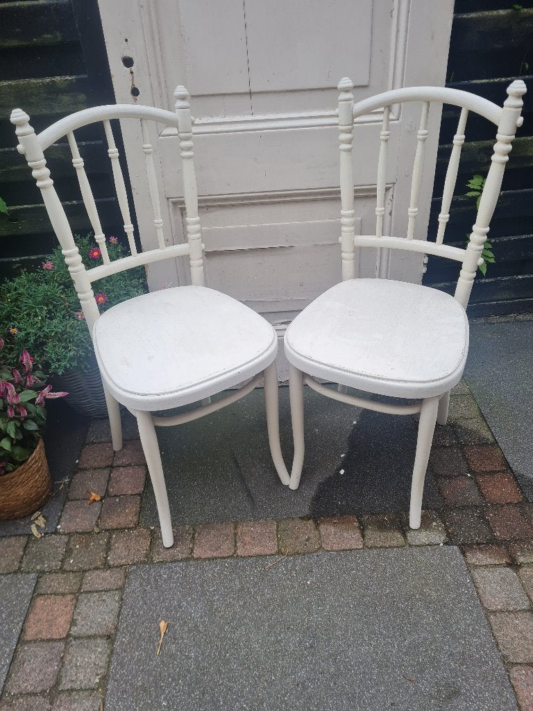 2 oude witte vol houten stoeltjes p/st 19.95 foto 1 t/m 6