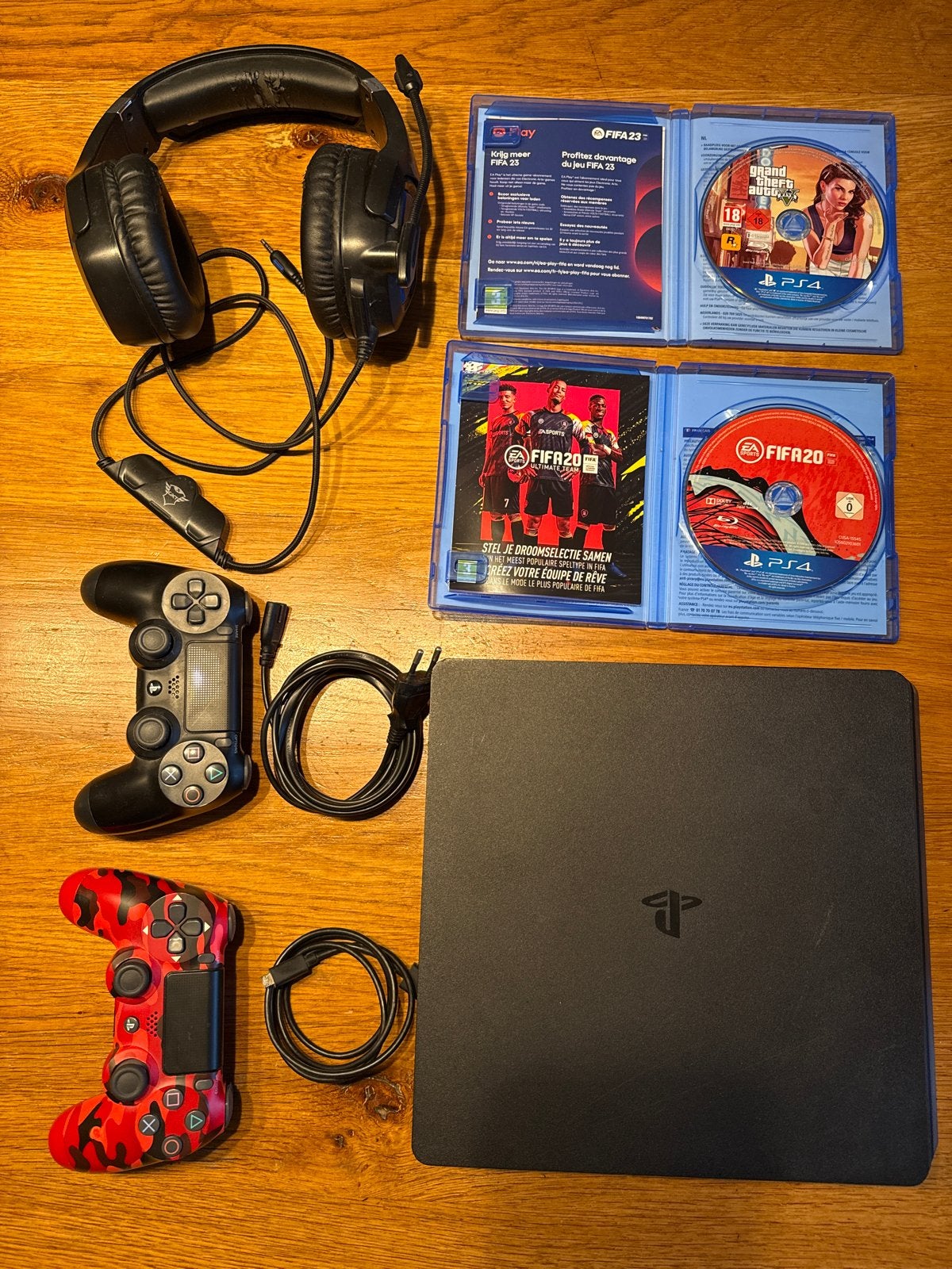 PlayStation 4 Slim + 2 controllers, headset, fifa 20, GTA 5, Gebruikt, Vanaf 18 jaar, 2 spelers, Eén computer
