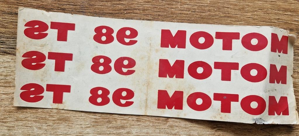 Stickers met '2T 98 MOTOM' en '248-F-10-55', Ophalen of Verzenden
