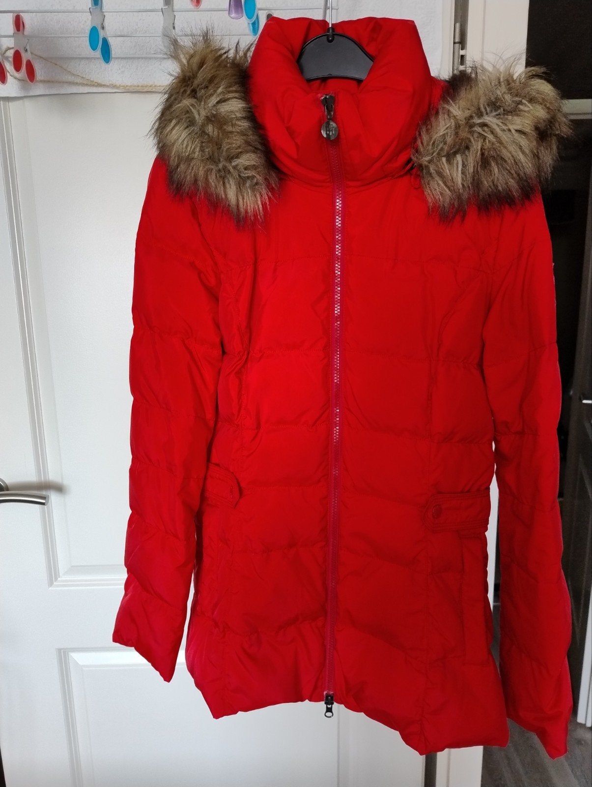 Te koop mooie rode winterjas Tommy Hilfiger maat M zgan, Kleding | Dames, Ophalen, Zo goed als nieuw, Maat 38/40 (M), Rood