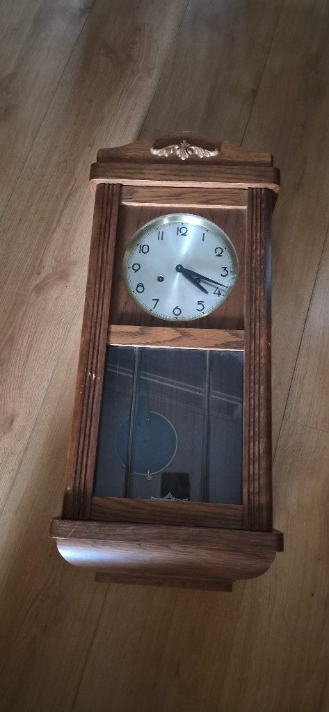 Antieke houten wandklok met slinger, Ophalen